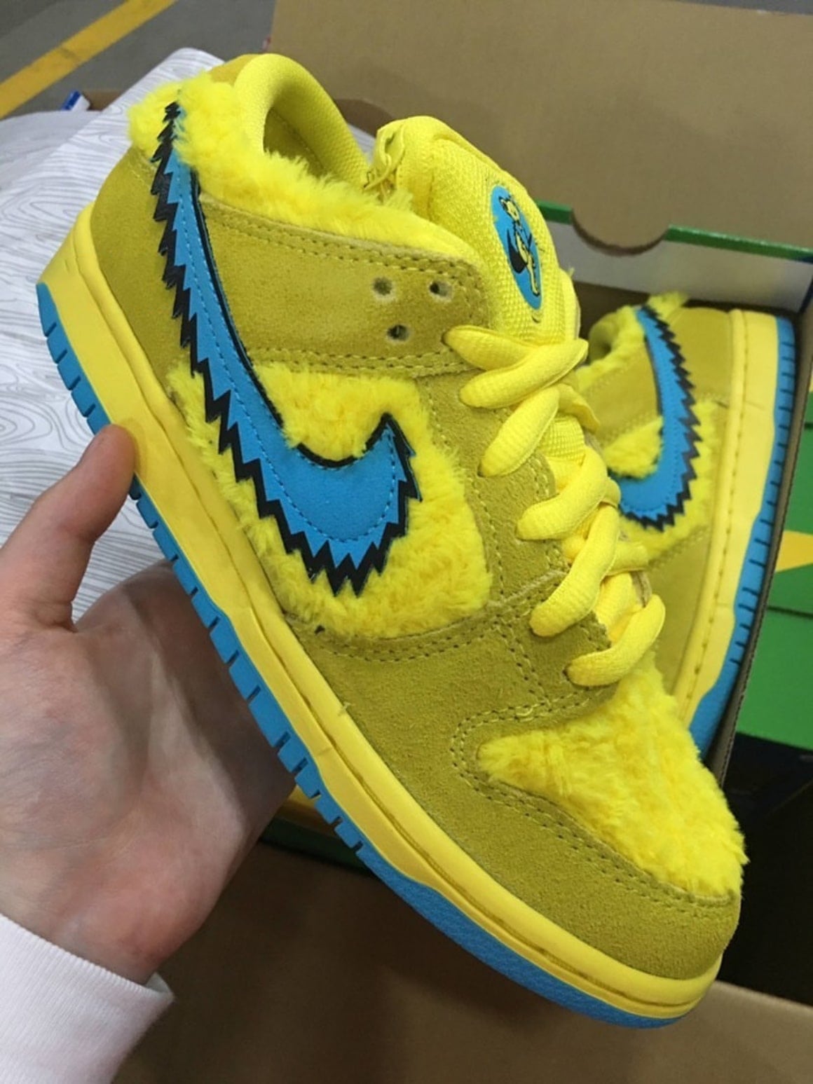 Aquí hay un vistazo más de cerca a la "Amarillo" Grateful Dead x Nike SB Dunk Low