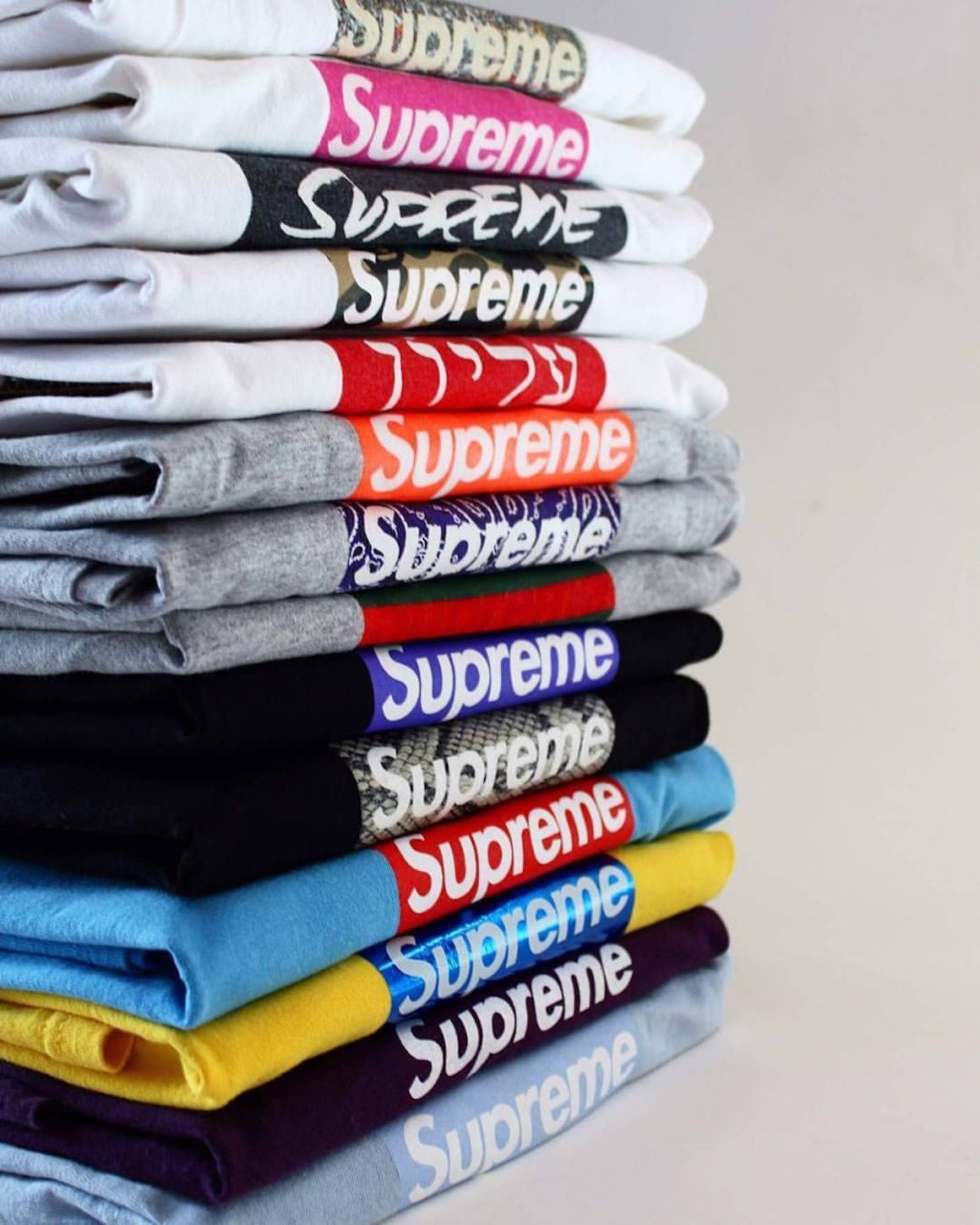 Cómo estilizar una camiseta con logotipo de Supreme Box