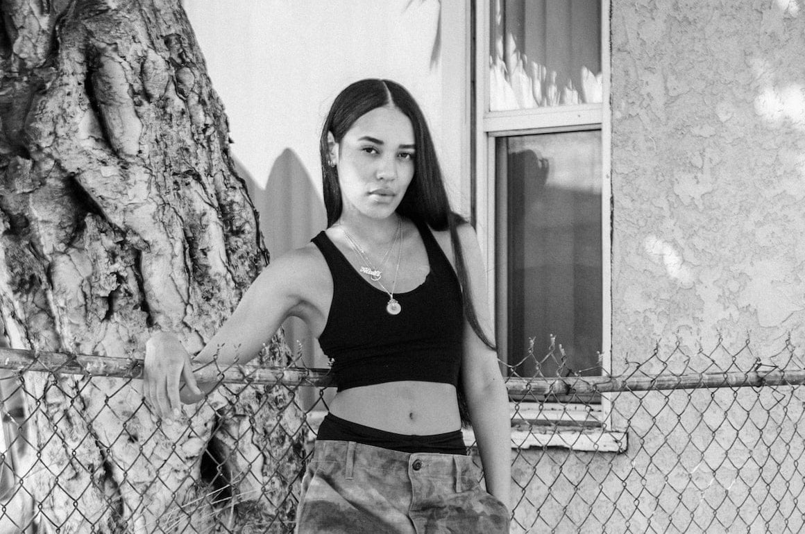 Mujeres en zapatillas deportivas: Aleali May