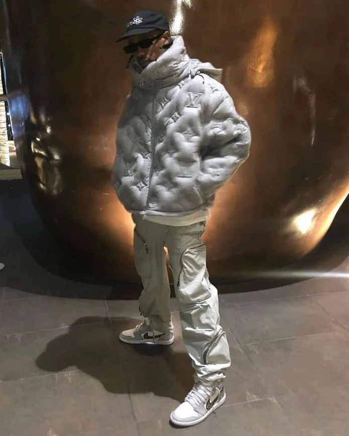 travis scott wearing jordan 1s