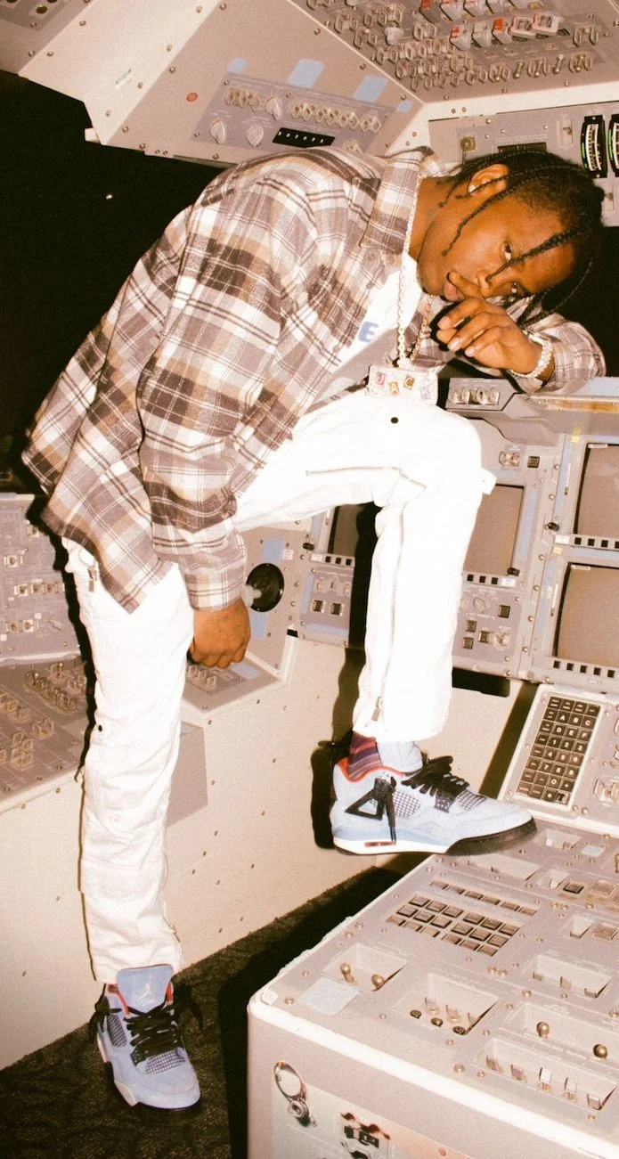 travis scott wearing jordan 6