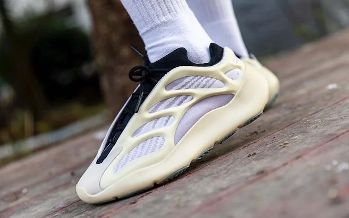 klekt yeezy 700