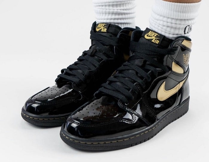 black and gold jordans 1s