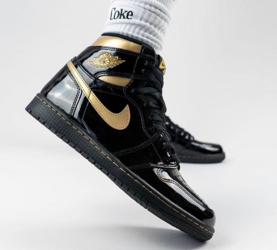 Air Jordan 1 High OG Black Metallic Gold Feature (1)-min