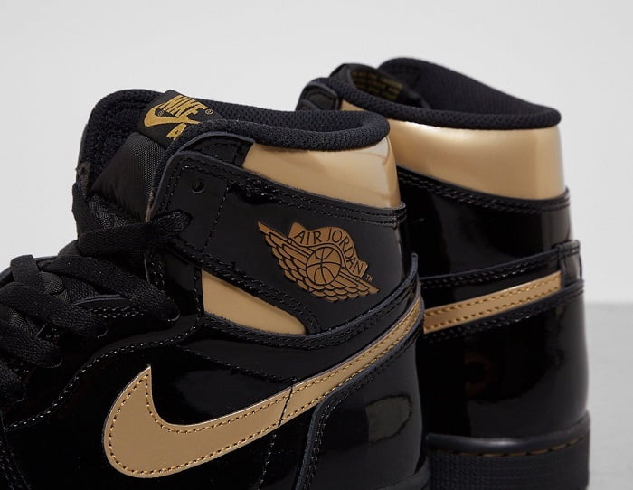 Air Jordan 1 Alto OG negro metalizado oro 4