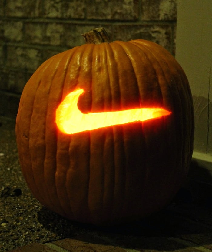 Nike Swoosh tallado de calabaza