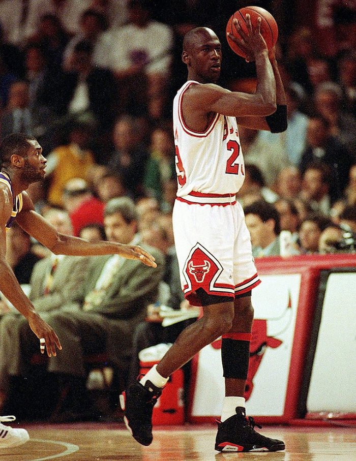 Michael Jordan vistiendo el air jordan 6 negro infrarrojo