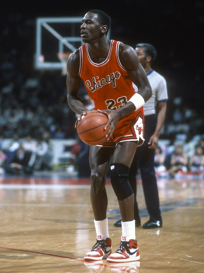 Michael Jordan vistiendo el Air Jordan 1 Chicago para los Chicago Bulls