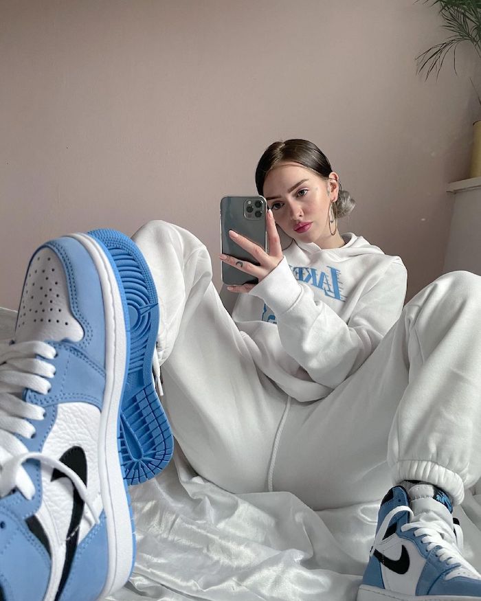 outfits with university blue dunks